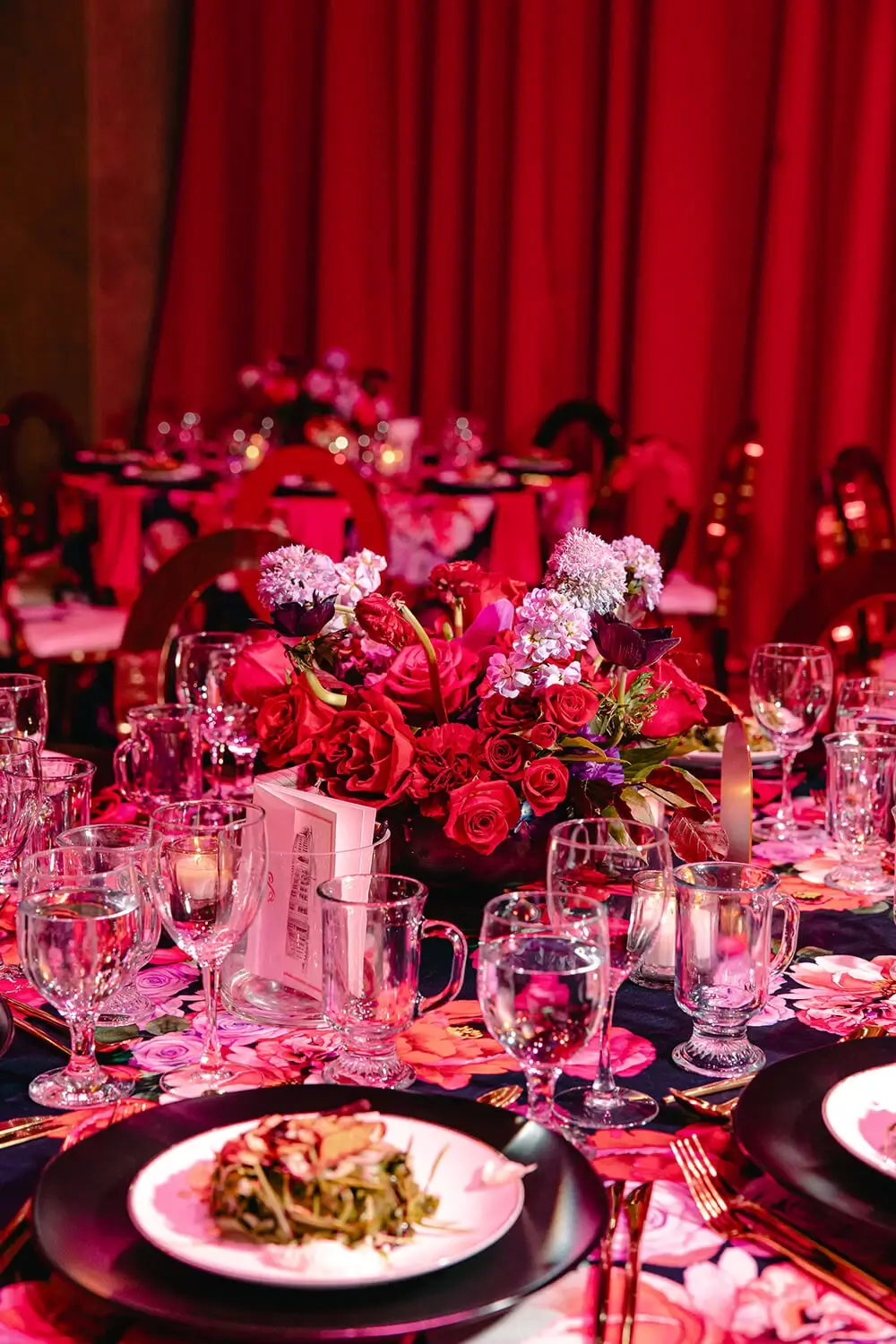 img-elegant-dining-table-setup-red-lighting